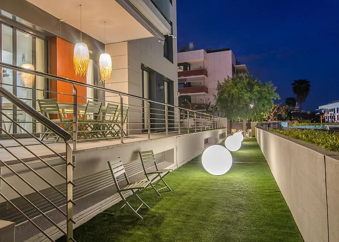 Sitges Spaces Garden Paradise 3 Bedroom, 3 Bathroom, Huge Private Garden-Terrace, Pool- Sleeps Up To 8