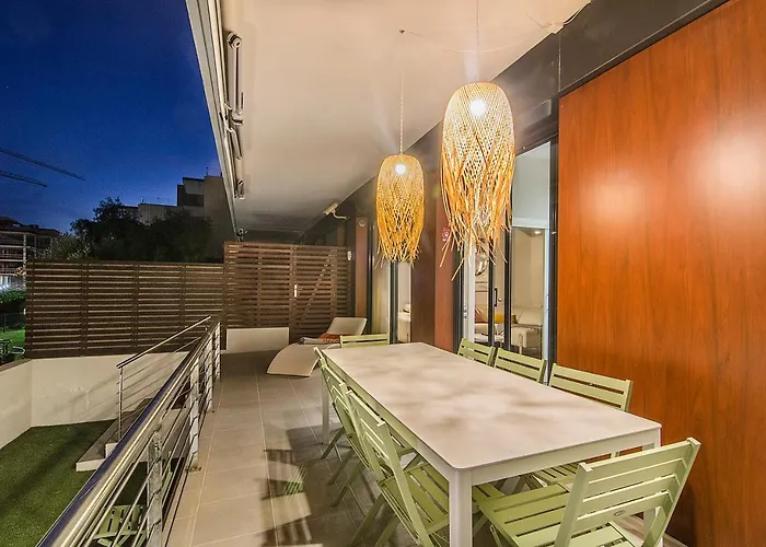 Sitges Spaces Garden Paradise 3 bedroom, 3 bathroom, huge PRIVATE garden-terrace, pool- sleeps up to 8